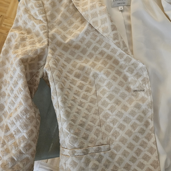 ARMANI COLLEZIONI size 2 beige cream silk blazer excellent condition. Like new. - Picture 9 of 11